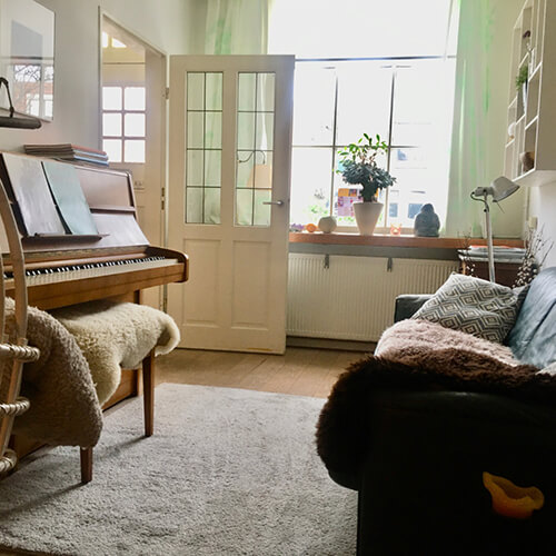 de_bedding_header_huiskamerkijken naar raam
